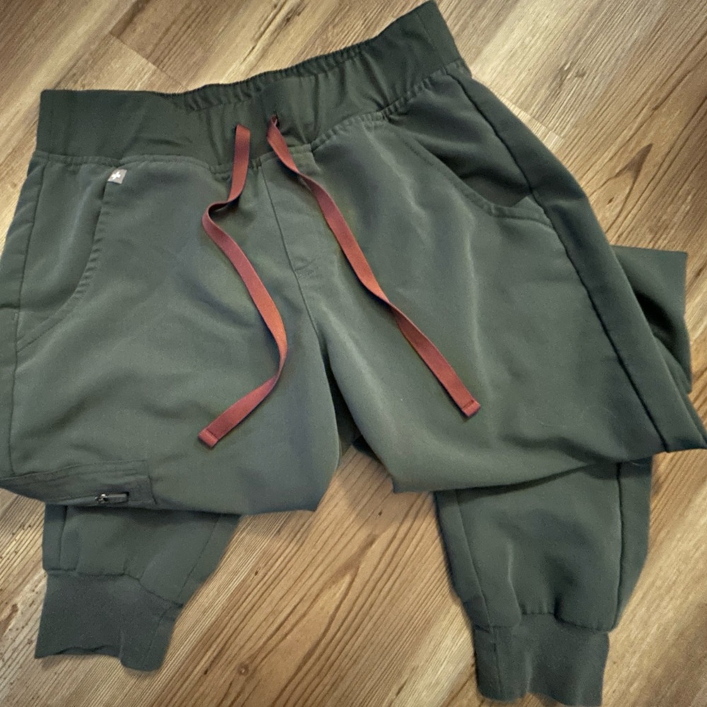 Figs Jogger Scrub Pants in Bonsai (SM)